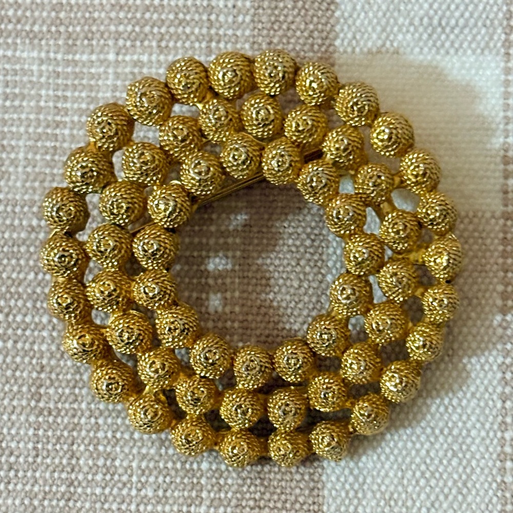 Gold Tone Ornate Vintage Round Brooch/Pin. Preowned 🌟⭐️🌟⭐️